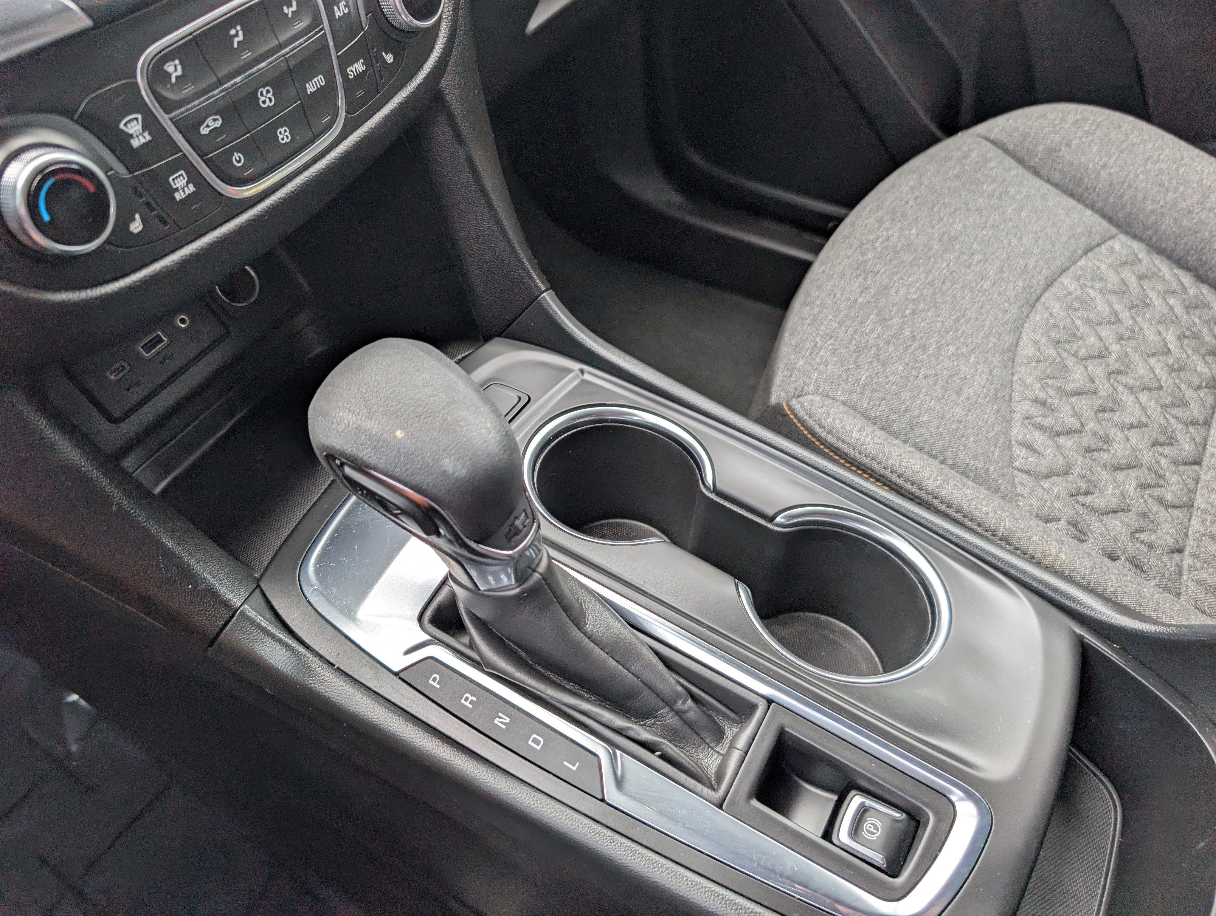Used 2024 Summit White Chevrolet LT image 25