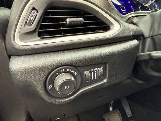 Used 2025 Black Chrysler Select image 19
