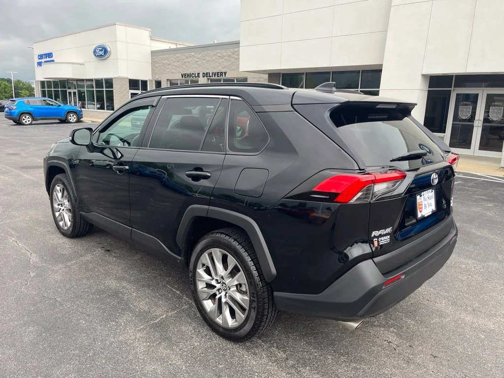 Used 2020 Midnight Black Metallic Toyota XLE Premium image 3