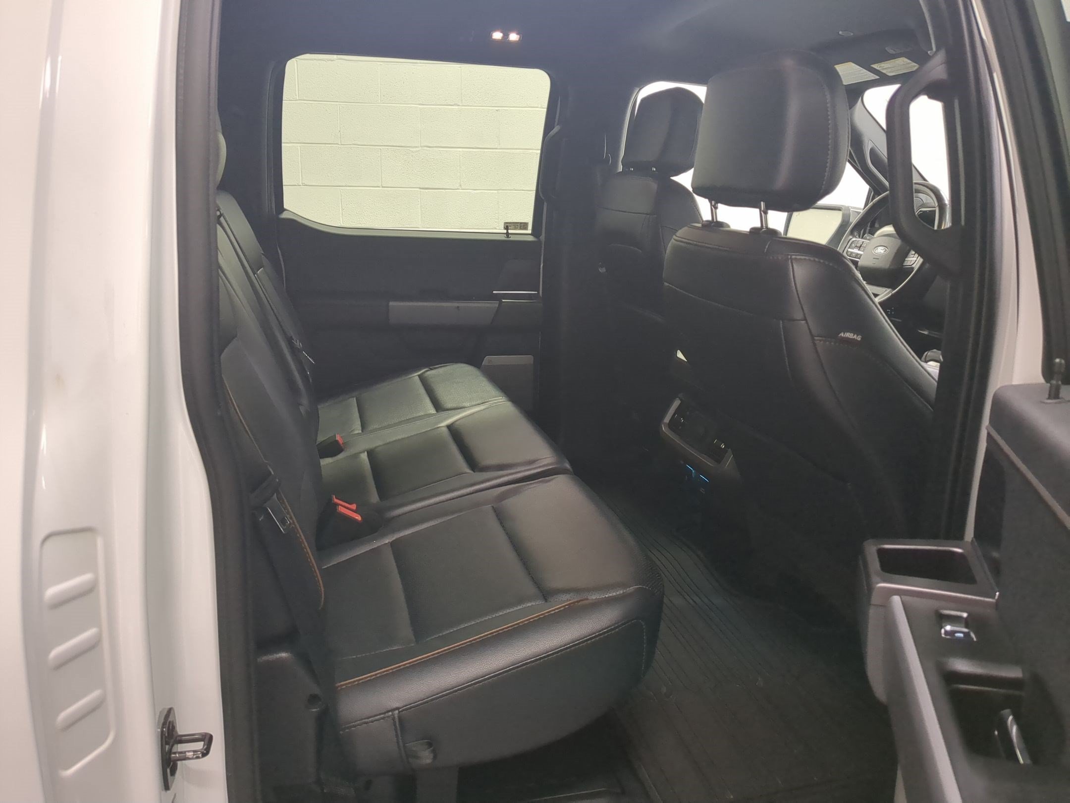 Used 2024 Oxford White Ford LARIAT image 31