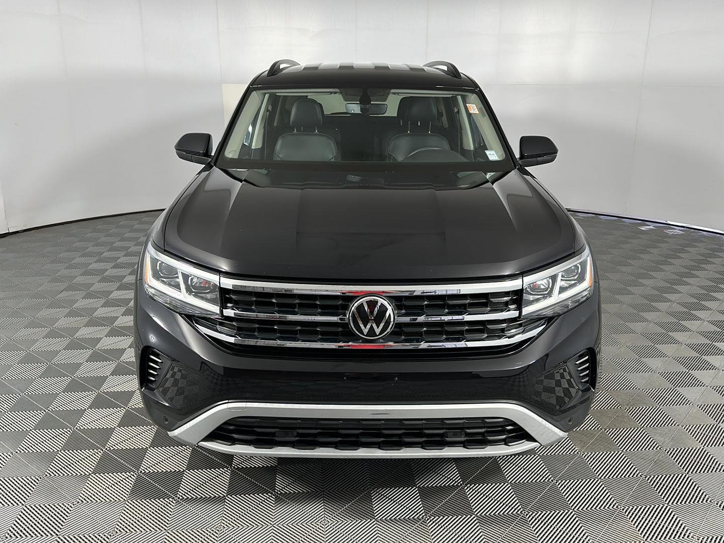 Used 2023 Deep Black Pearl Volkswagen 3.6L V6 SE w/Technology image 2