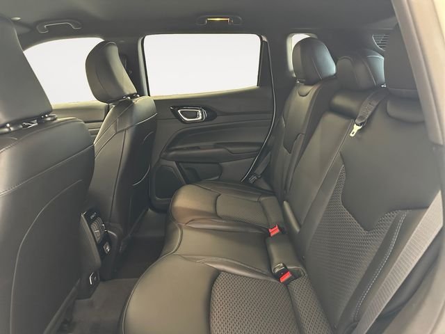 New 2026 Bright White Clear-Coat Exterior Paint Jeep Latitude image 13