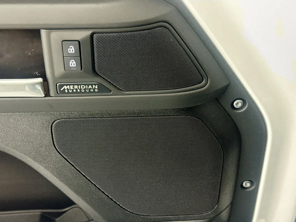 New 2026 White Land Rover X-Dynamic SE image 17