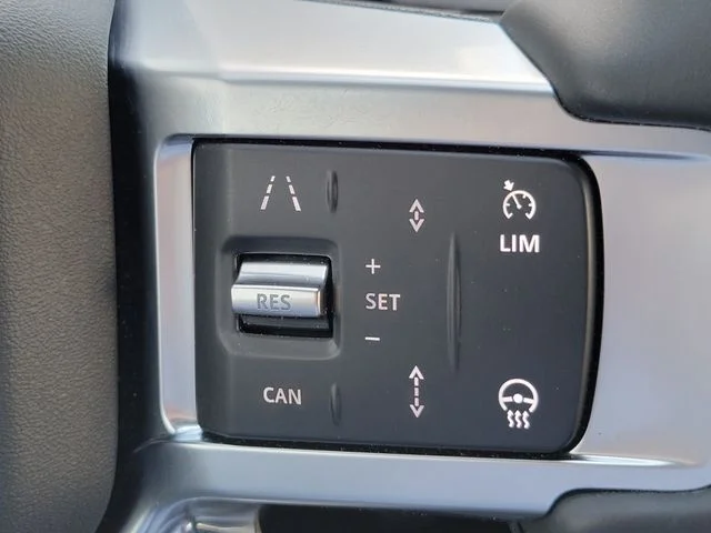 Used 2025 Fuji White Land Rover Dynamic SE image 33