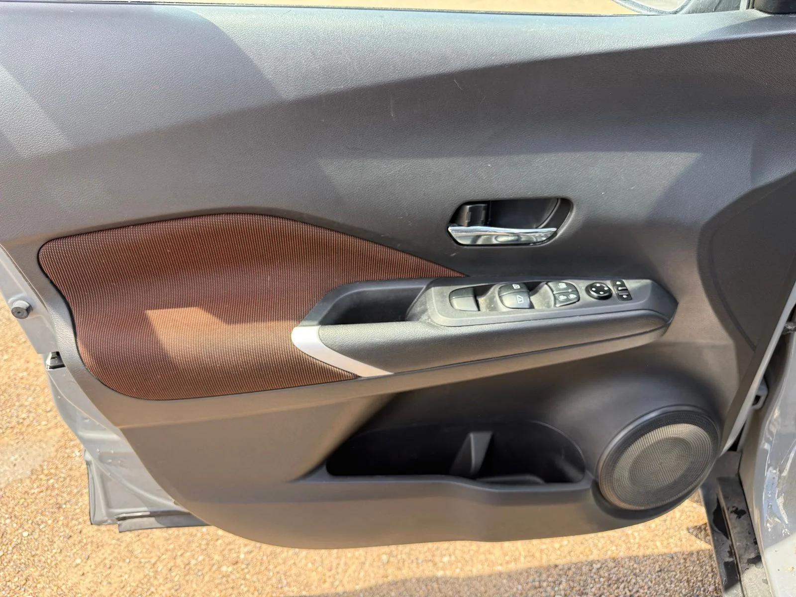 Used 2022 Gray Nissan SR image 12
