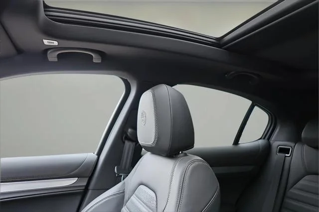 2025 Alfa Romeo Stelvio Base - Photo 17