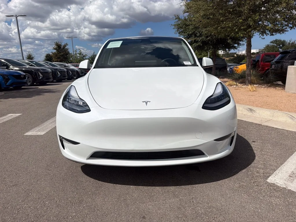 Used 2023  Tesla Standard Range image 2