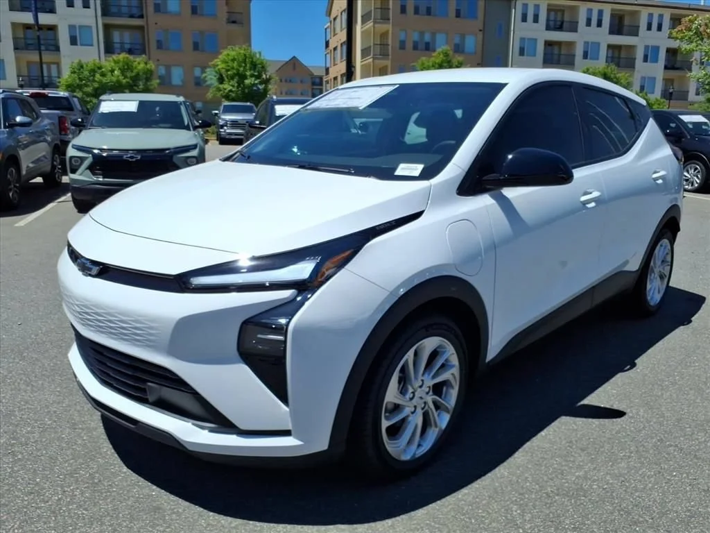 New 2027 Summit White Chevrolet LT image 32