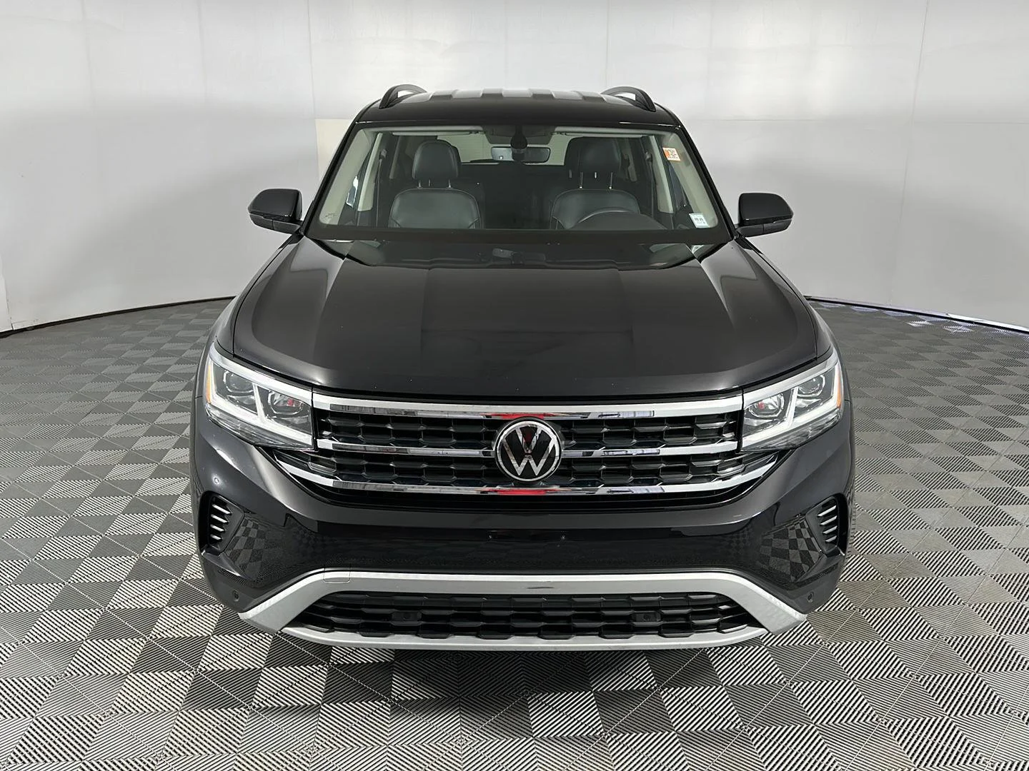 Used 2023 Deep Black Pearl Volkswagen 3.6L V6 SE w/Technology image 2