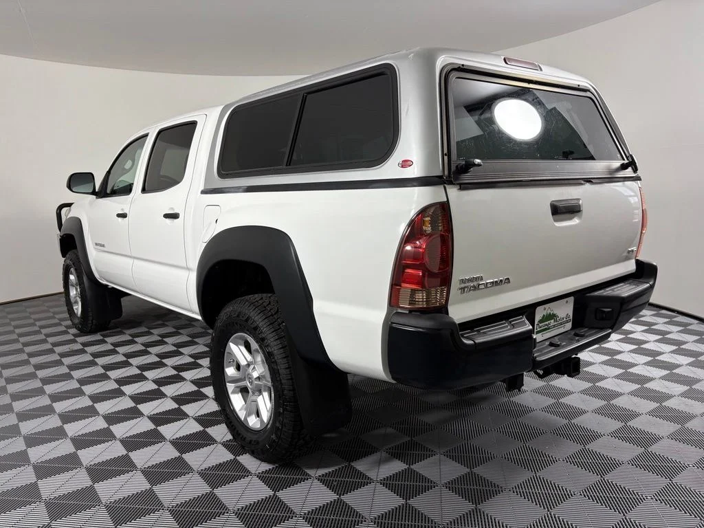 Used 2014 White Toyota Base image 12