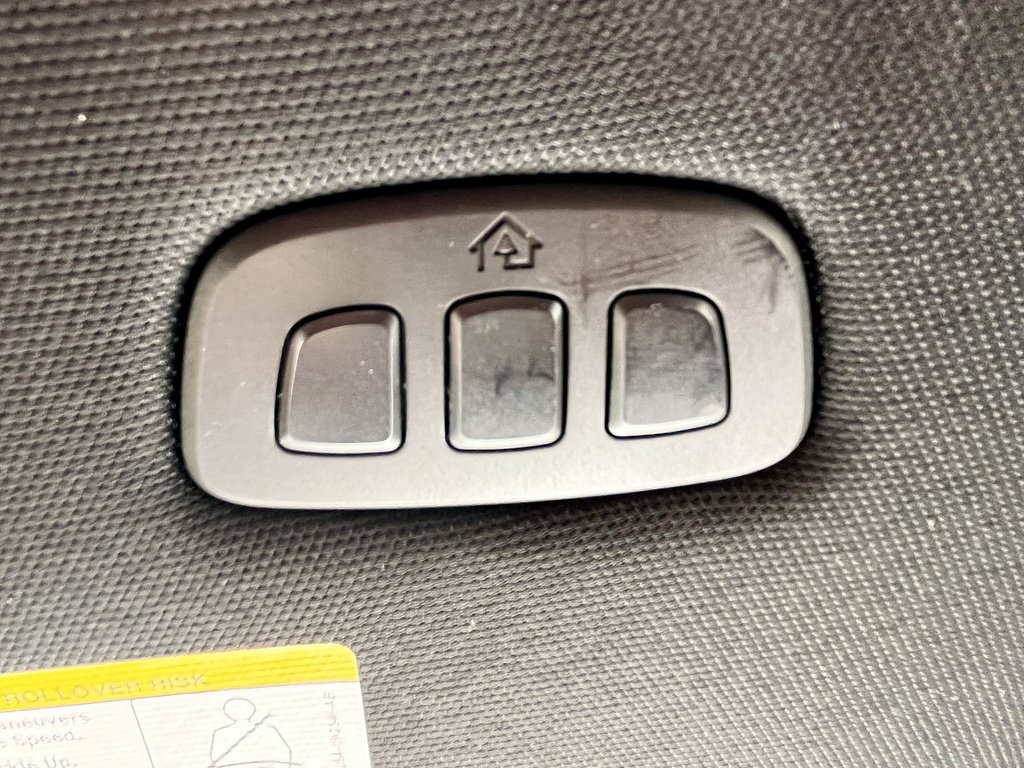 Used 2018 White Platinum Metallic Tri-Coat Ford Platinum image 25