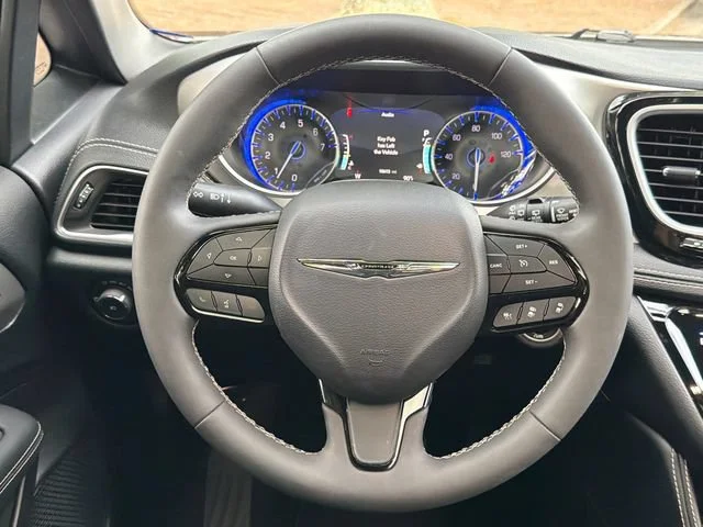 Used 2024 White Chrysler Limited image 22