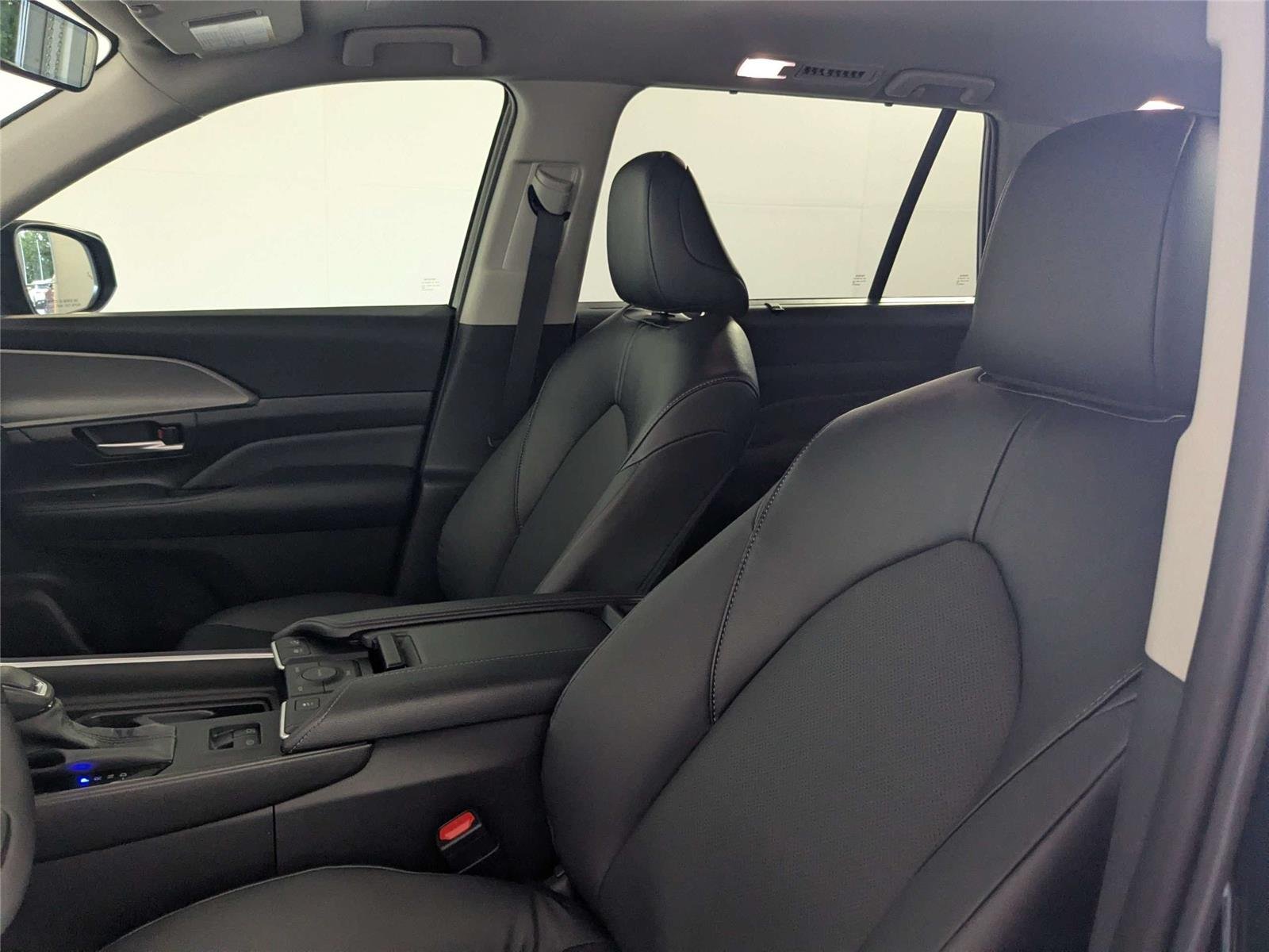Used 2025 Midnight Black Metallic Toyota XLE image 14