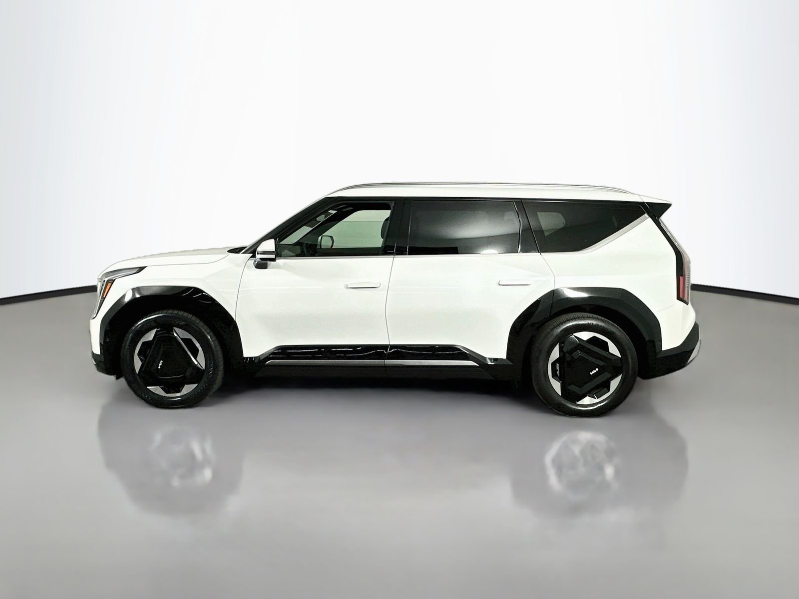 Used 2024 Snow White Pearl Kia Land image 3