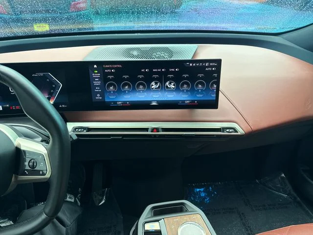 Used 2022 Black BMW xDrive50 image 21