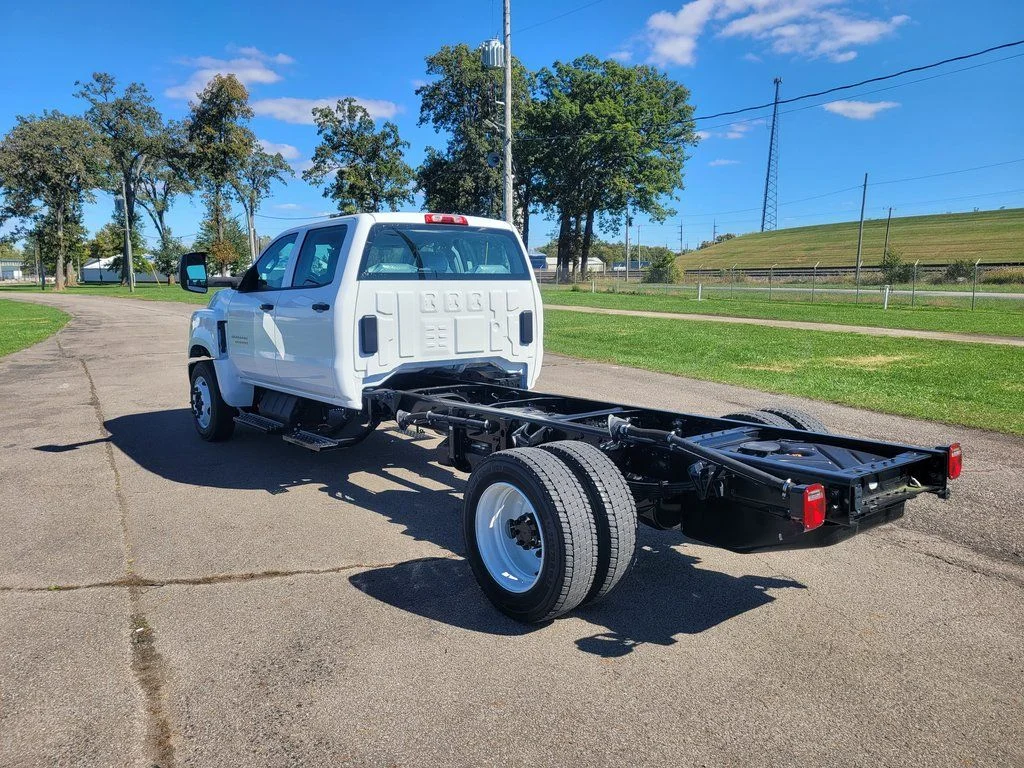 Used 2023  Chevrolet  image 3