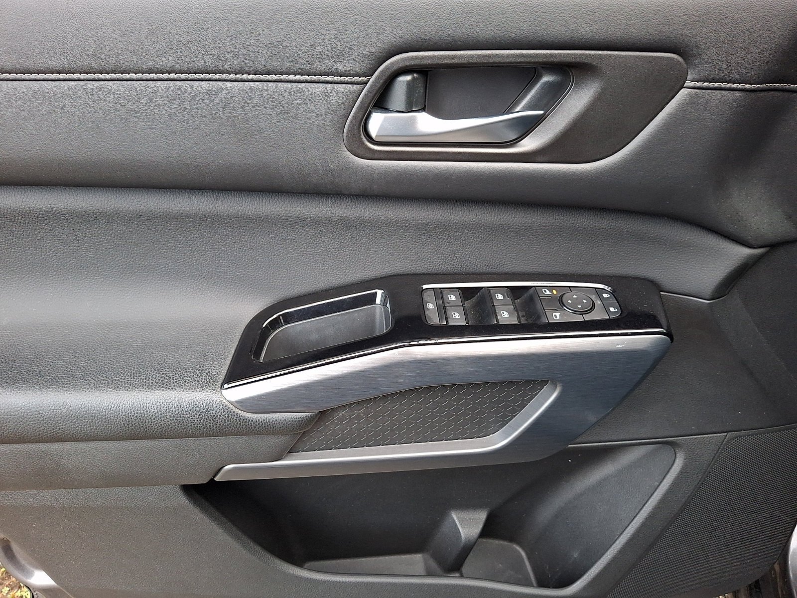 Used 2022 Gun Metallic Nissan SL image 12