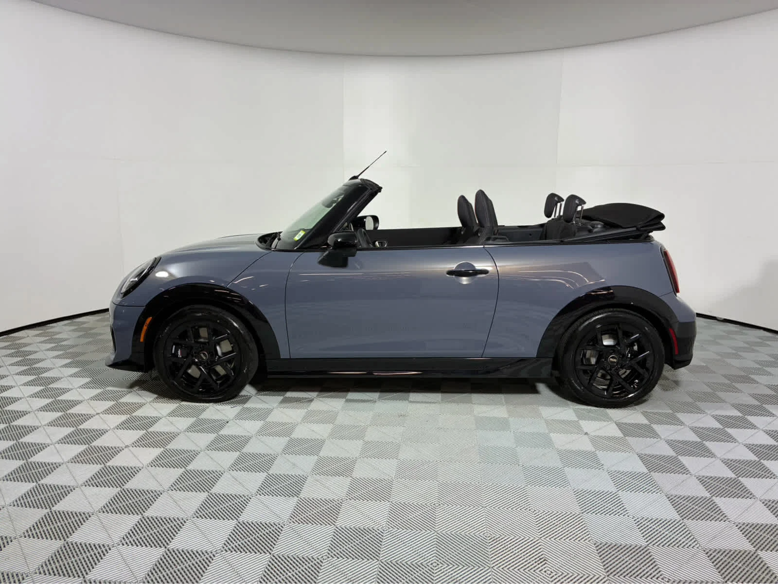 New 2026 Copper Grey Metallic MINI Iconic image 6