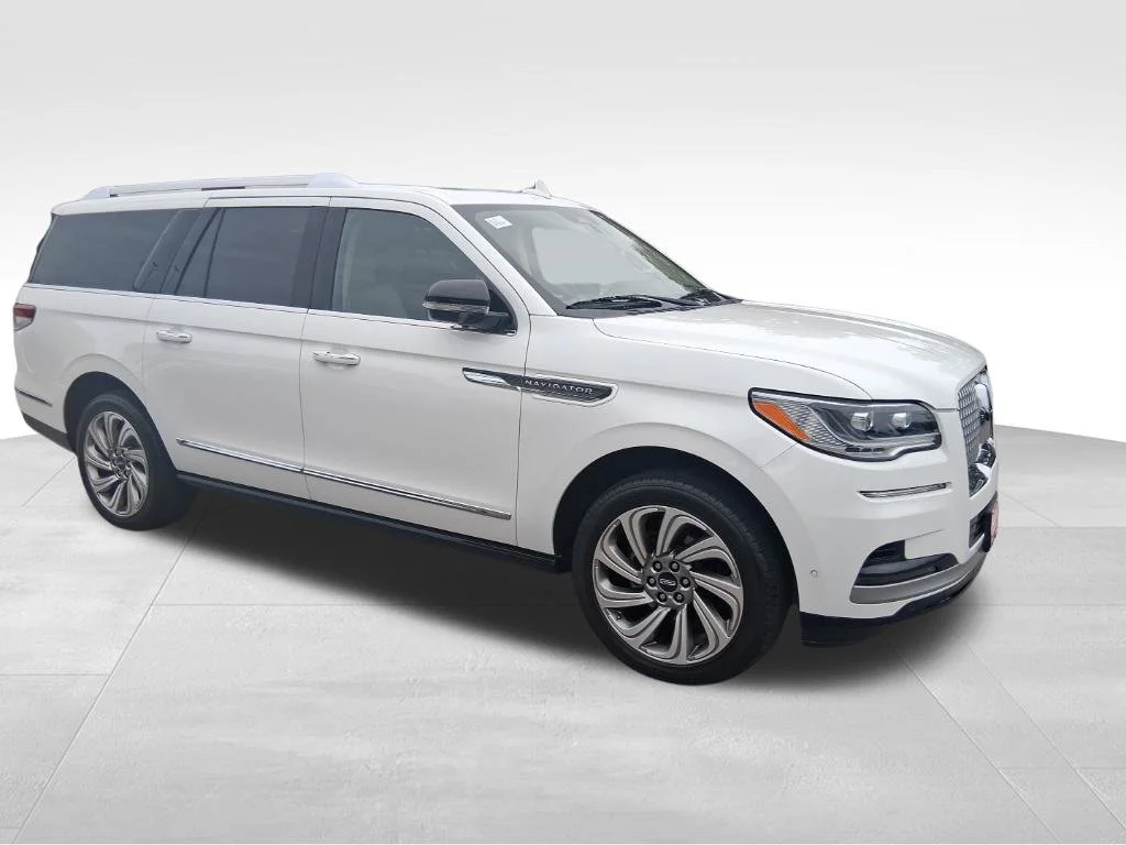 Used 2022 White Lincoln Reserve image 4