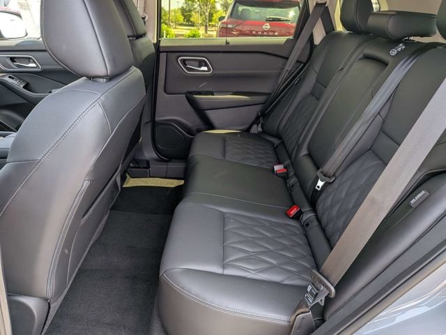 New 2026 Boulder Gray Pearl / Super Black Two-tone Nissan Platinum image 13