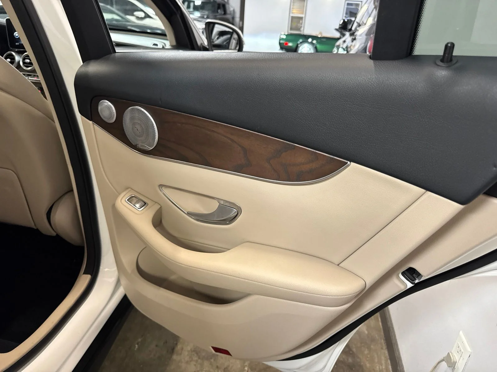 Used 2019 White Mercedes-Benz GLC 300 image 21