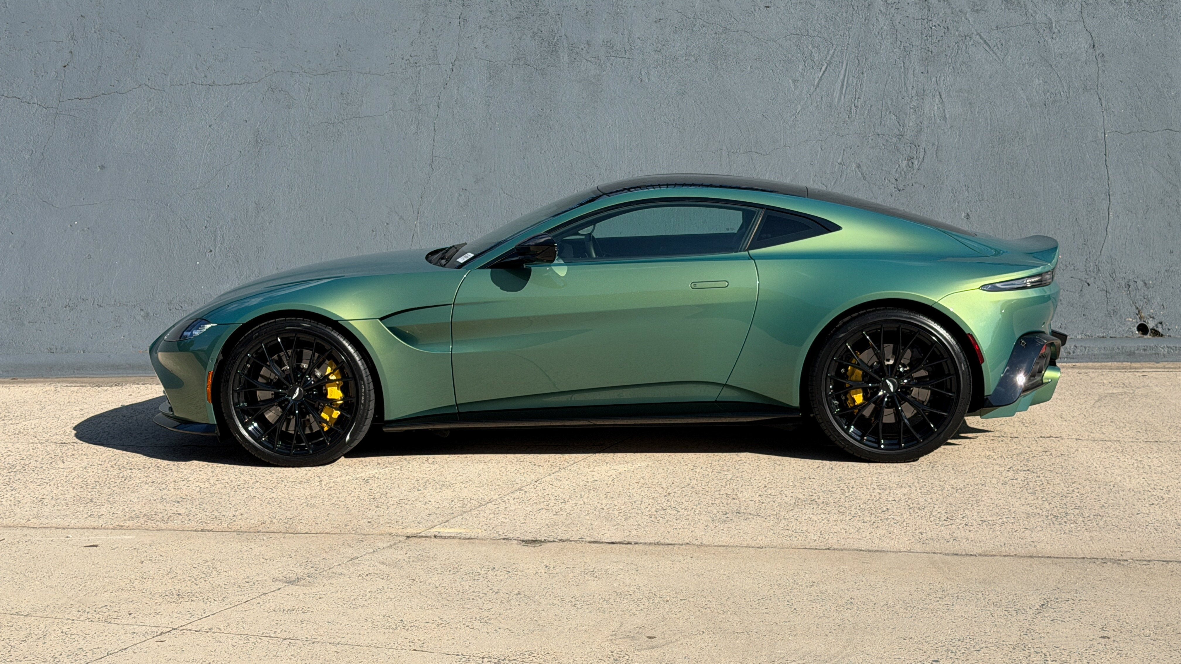 Used 2023 Iridescent Emerald Aston Martin coupe image 17