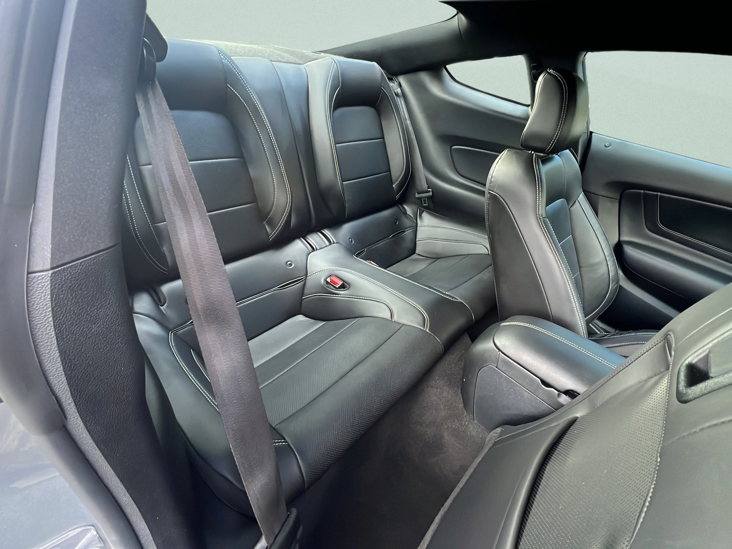 Used 2022 Silver Metallic Ford GT Premium image 9