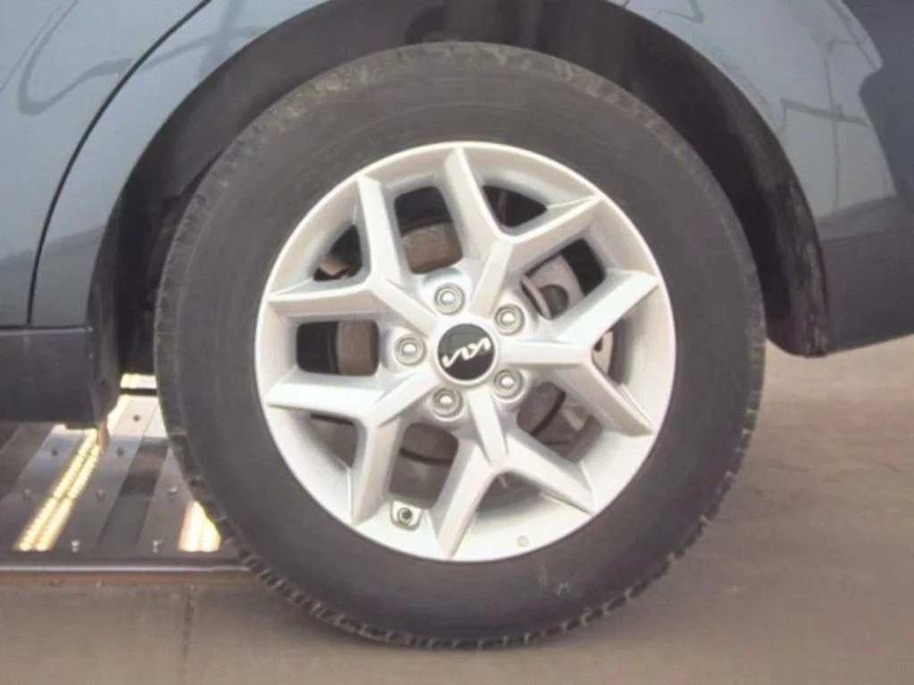 Used 2025  Kia LX image 20