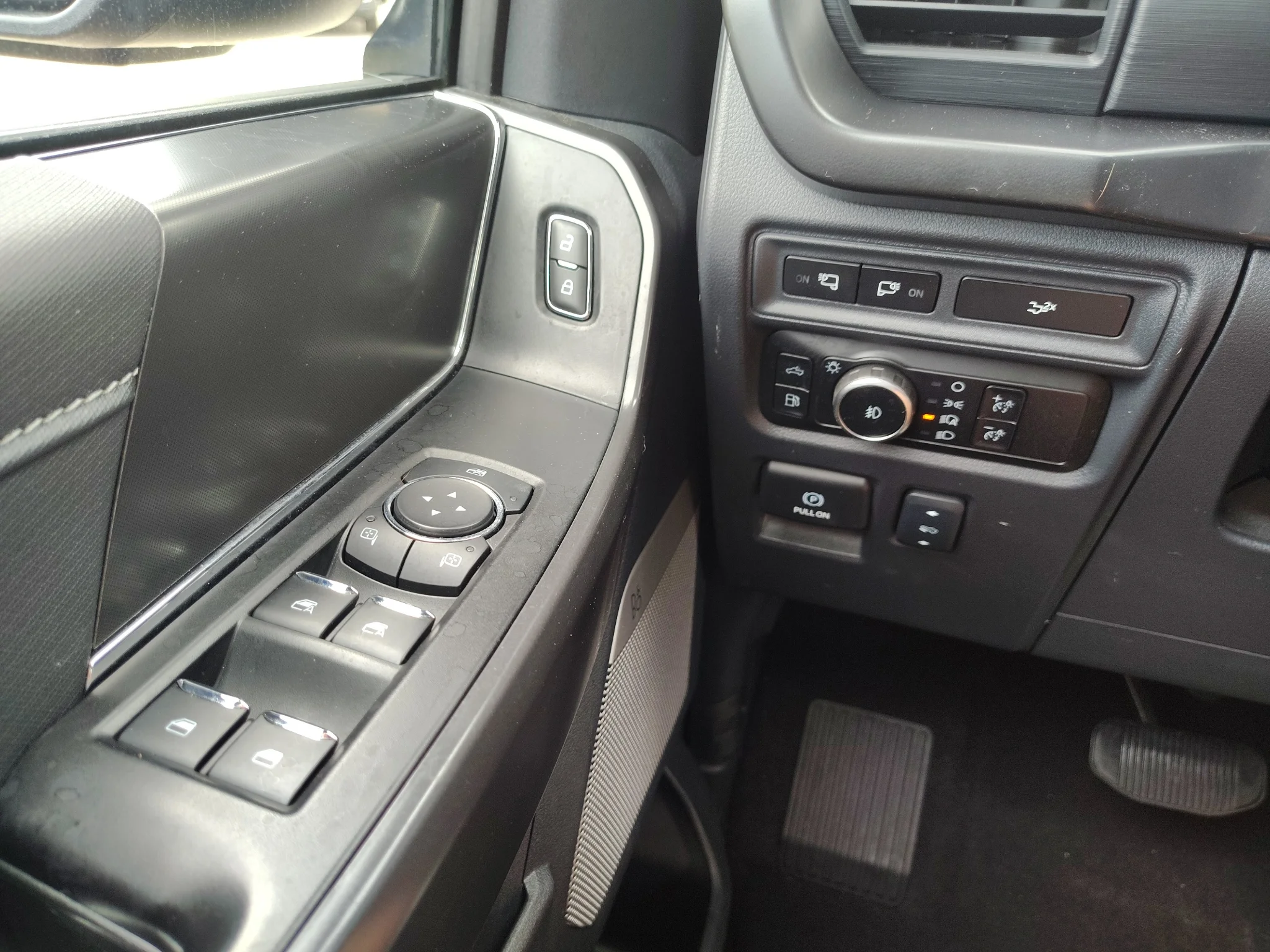 Used 2024 Agate Black Metallic Ford XLT image 17