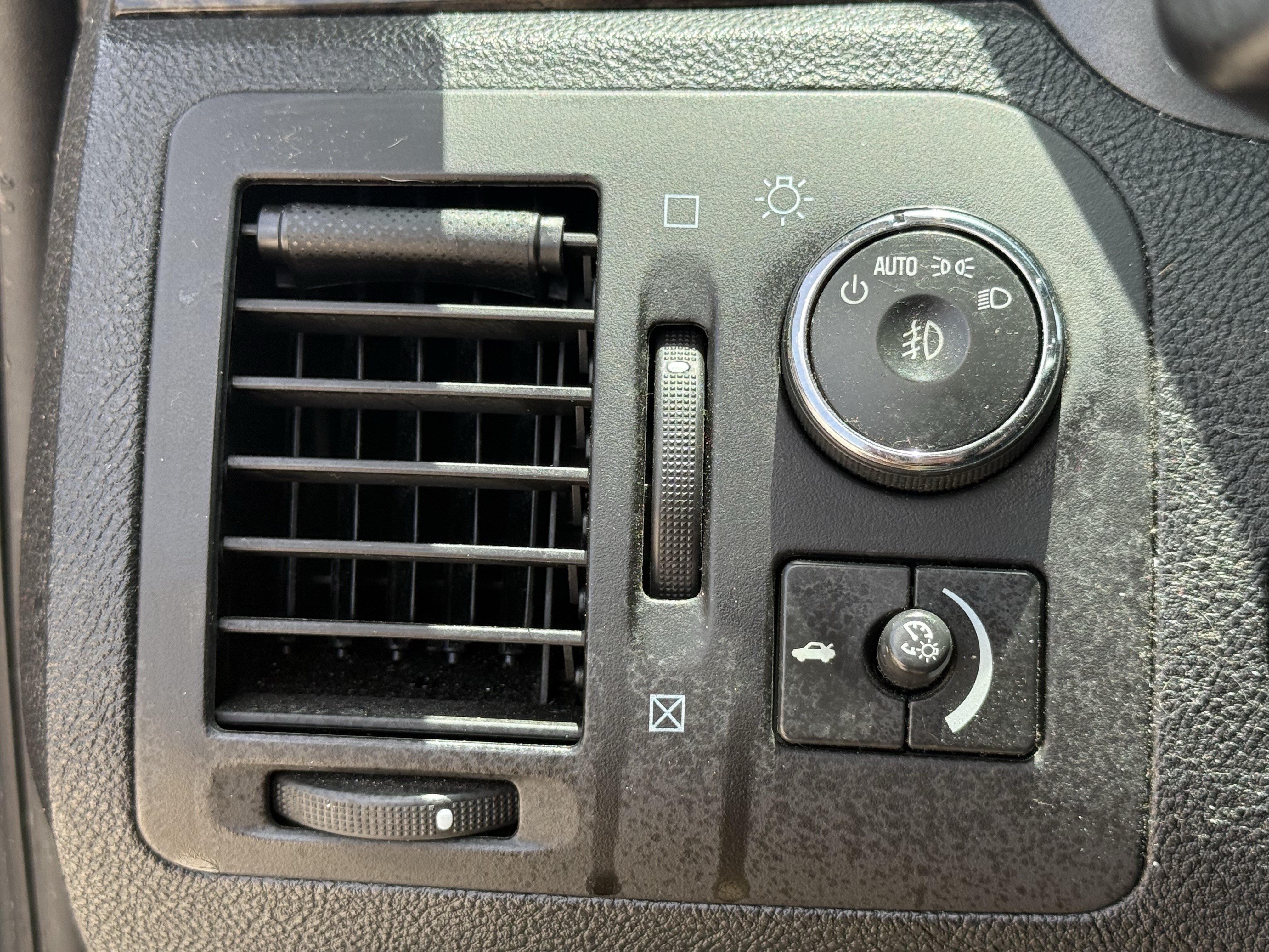 Used 2010 Radiant Silver Cadillac w/1SA image 22