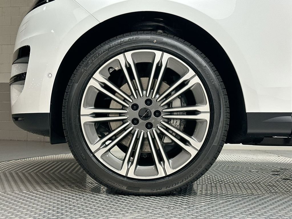 New 2026 Fuji White Land Rover SE image 5