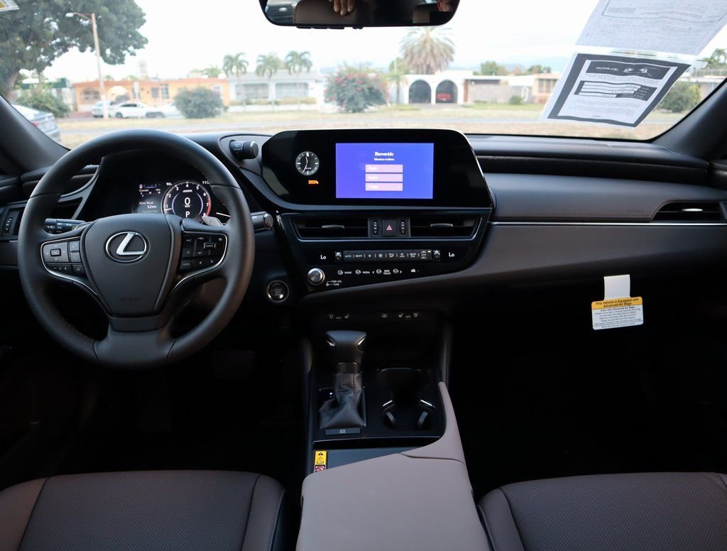 2025 Lexus ES 350 - Photo 39