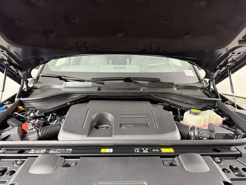 New 2027 Carpathian Grey Prem Met Land Rover Dynamic SE image 32