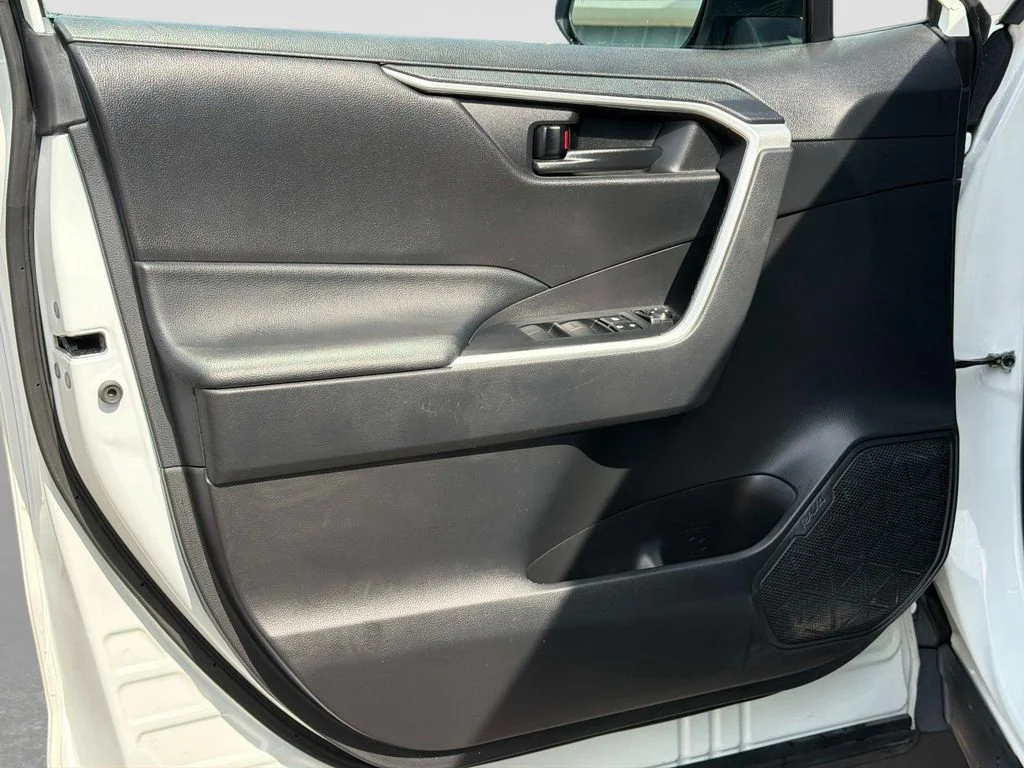 Used 2022 White Toyota LE image 18
