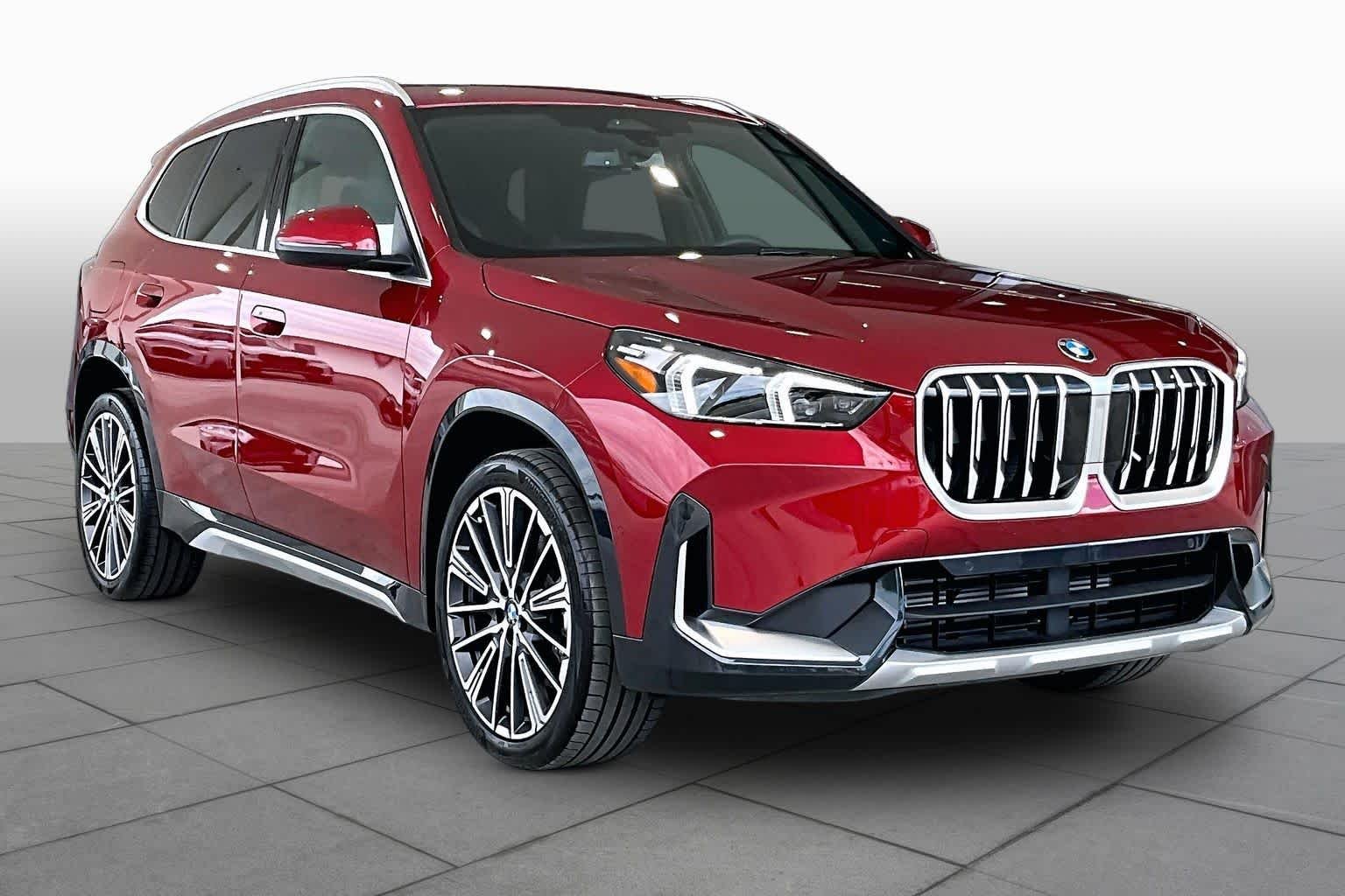 New 2026 Vegas Red Metallic BMW xDrive28i image 2