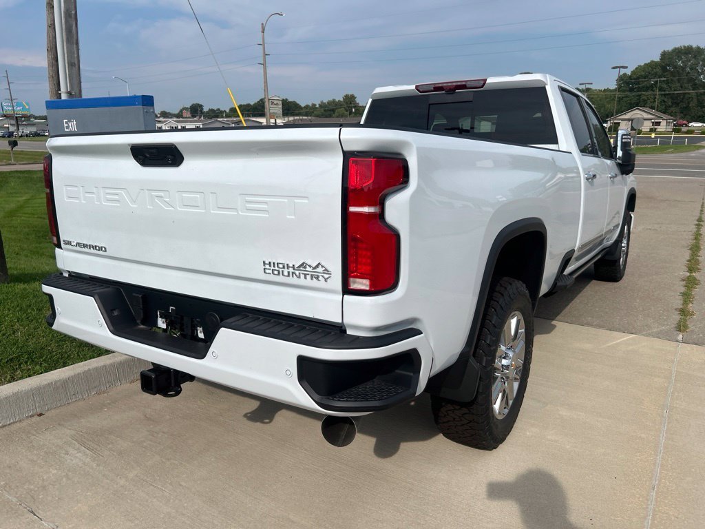 New 2026 Polar White Tricoat Chevrolet High Country image 3