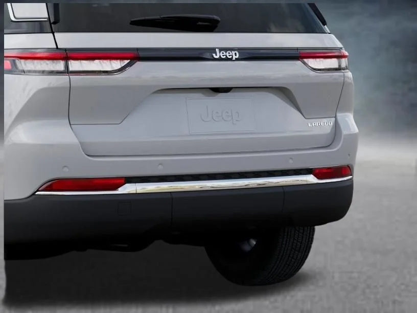 New 2026 Bright White Clear-Coat Exterior Paint Jeep Laredo X image 13