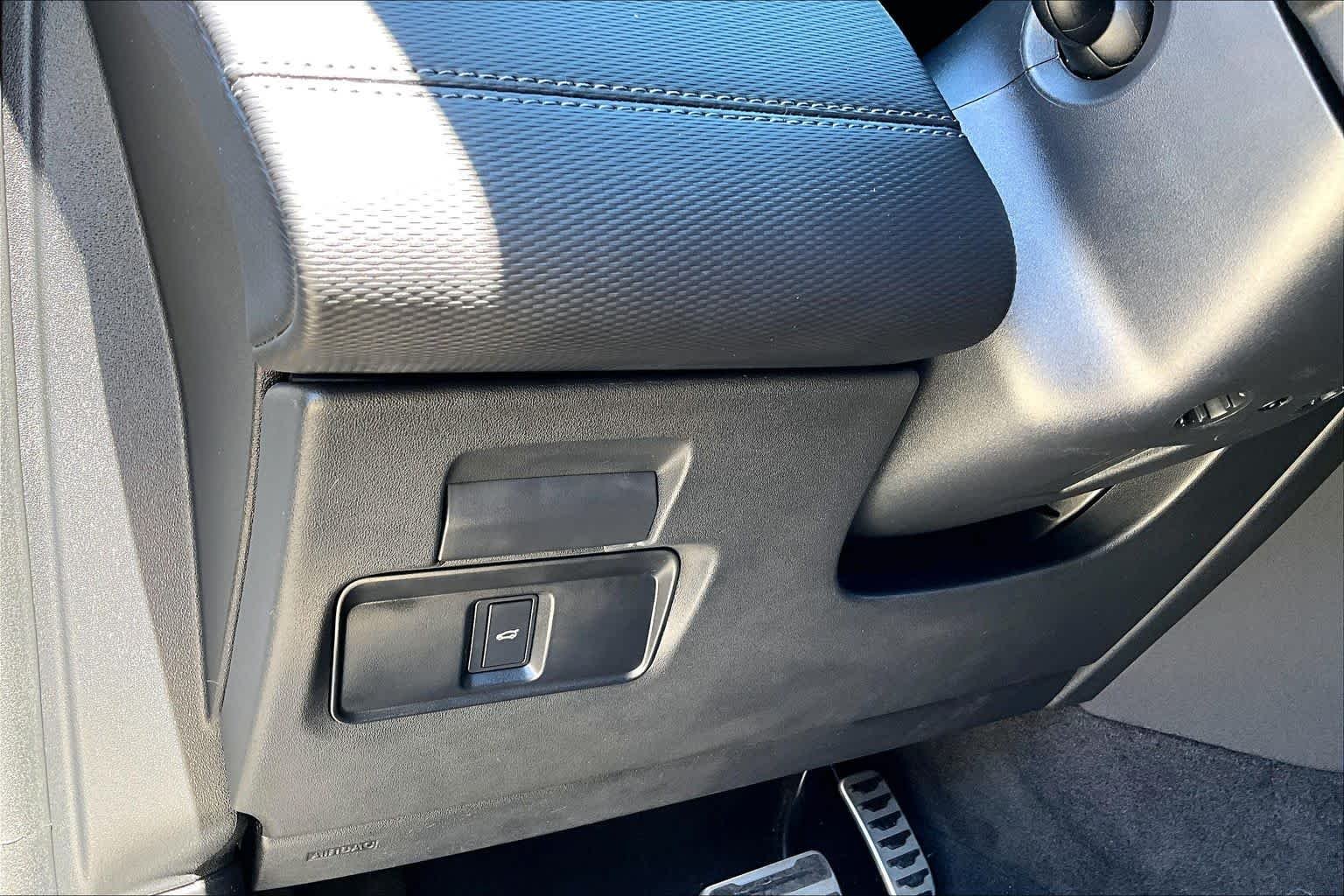 Used 2024 Silicon Silver Land Rover Dynamic SE image 37