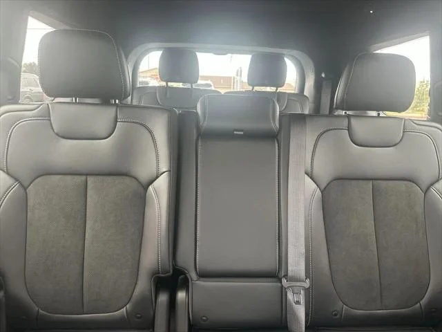 New 2026 Bright White Clear-Coat Exterior Paint Jeep Laredo image 13