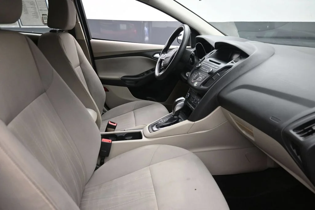Used 2015 Red Ford SE image 9