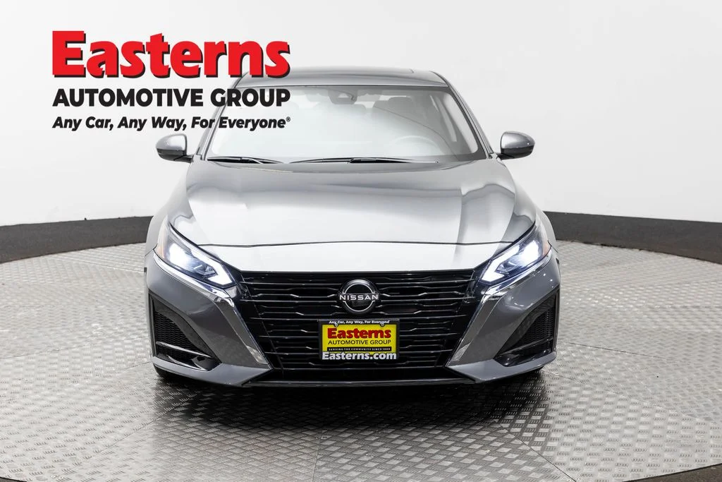 Used 2023 Gray Nissan 2.5 SV image 2