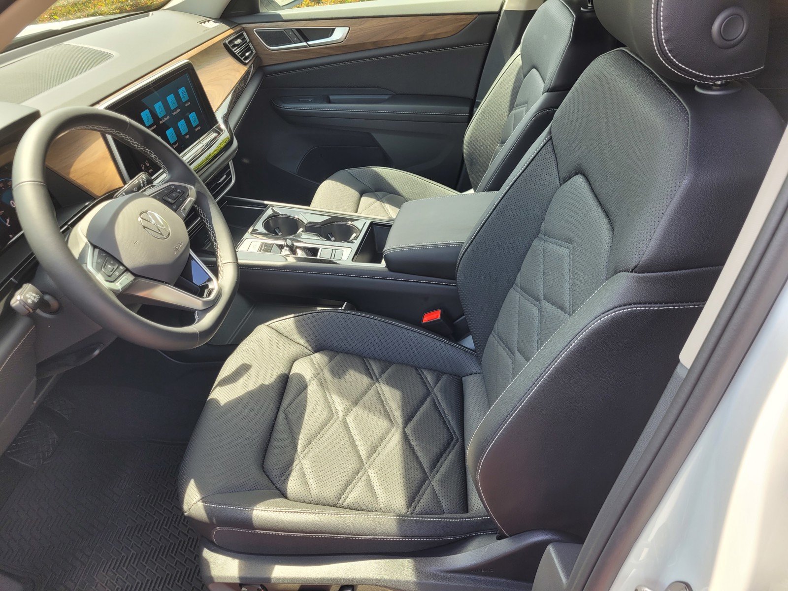 New 2024 White Volkswagen 2.0T SE w/Technology image 8