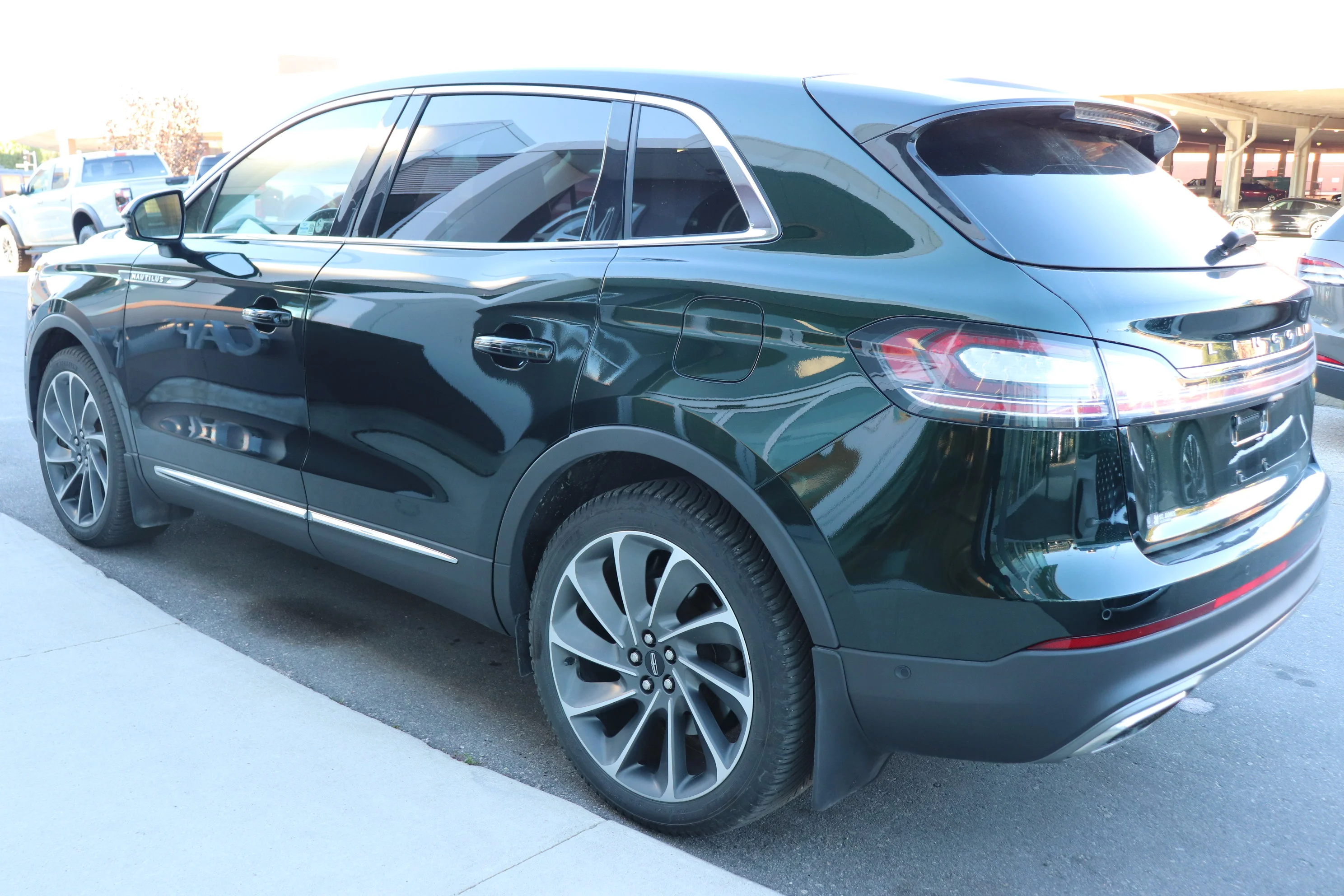 Used 2021 Green Lincoln Reserve image 4