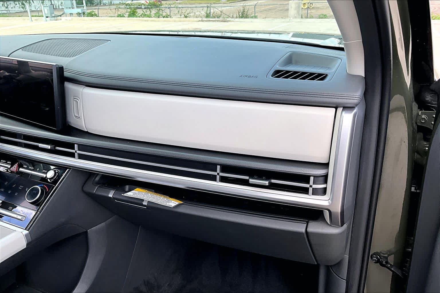 Used 2024 Rockwood Green Hyundai SEL image 17