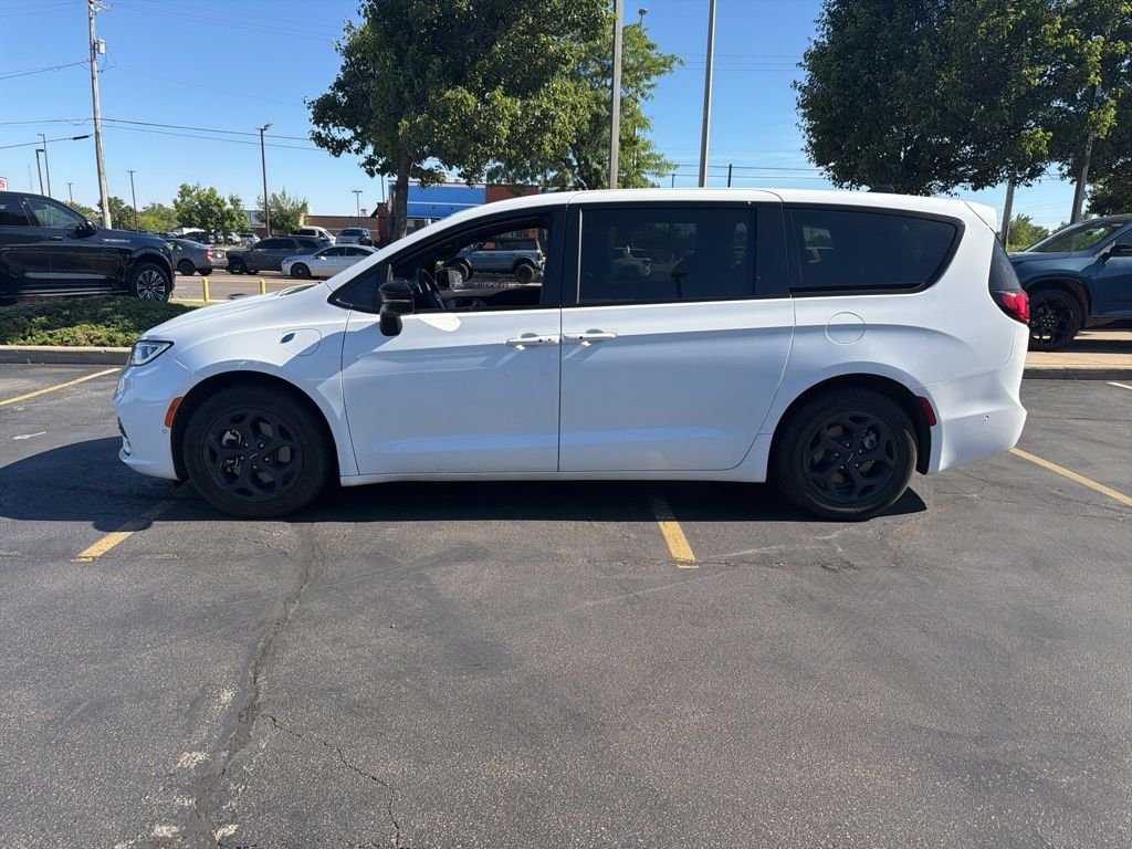 2024 Chrysler Pacifica Hybrid's photo