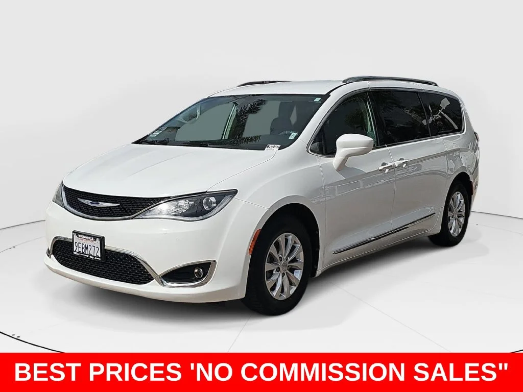 Used 2018 White Chrysler Touring L image 7