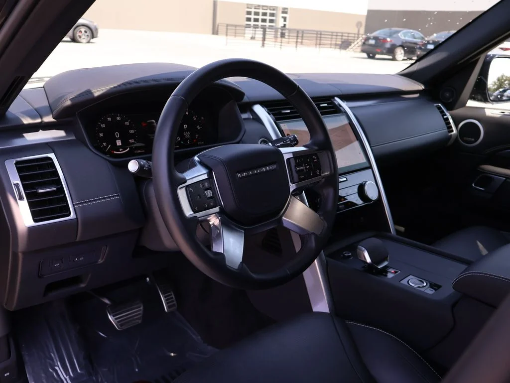 Used 2025 Santorini Black Metallic Land Rover Metropolitan Edition image 17