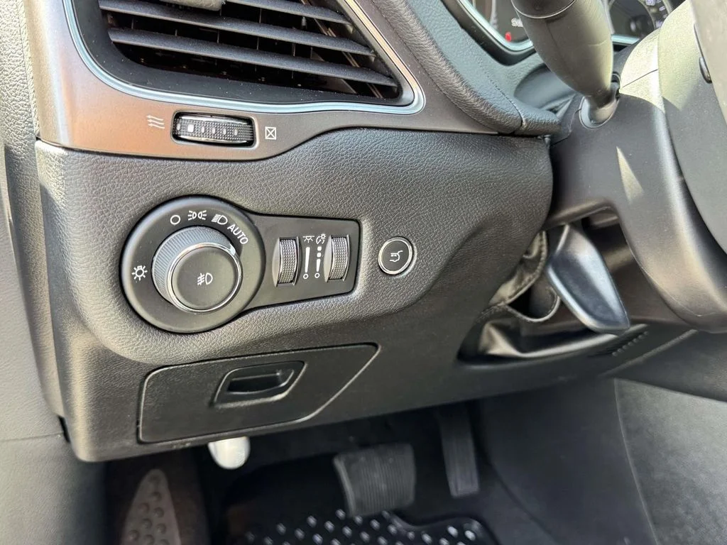 Used 2020 Gray Jeep Latitude Plus image 28