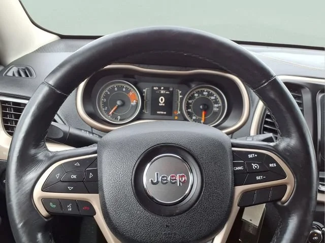 Used 2016  Jeep Altitude image 10