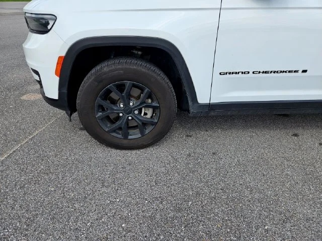 Used 2024 White Jeep Altitude image 28